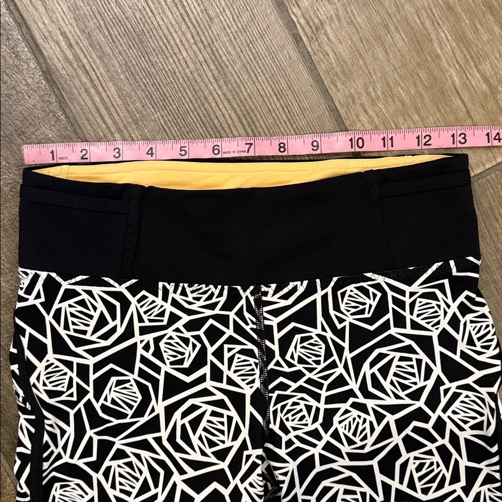 Lululemon Real Quick Crop Luxtreme Mesh Running Leggings Sz. 6 Posey Black White